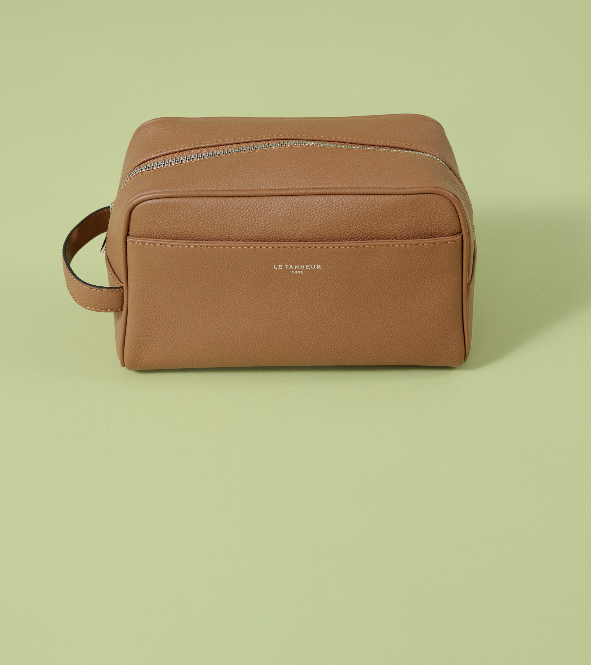 Toiletry bag in grained leather
