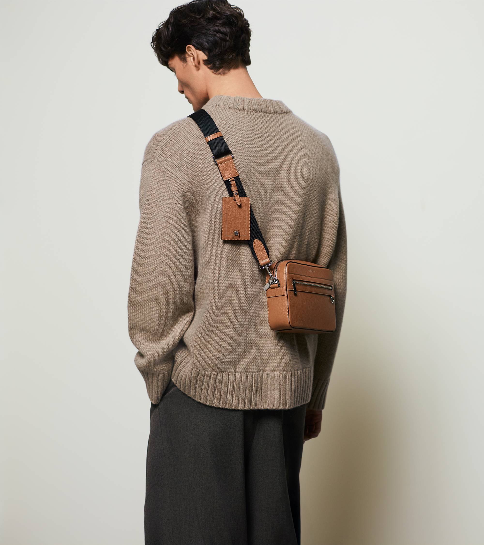 Bolso bandolera pequeño Emile de cuero granulado