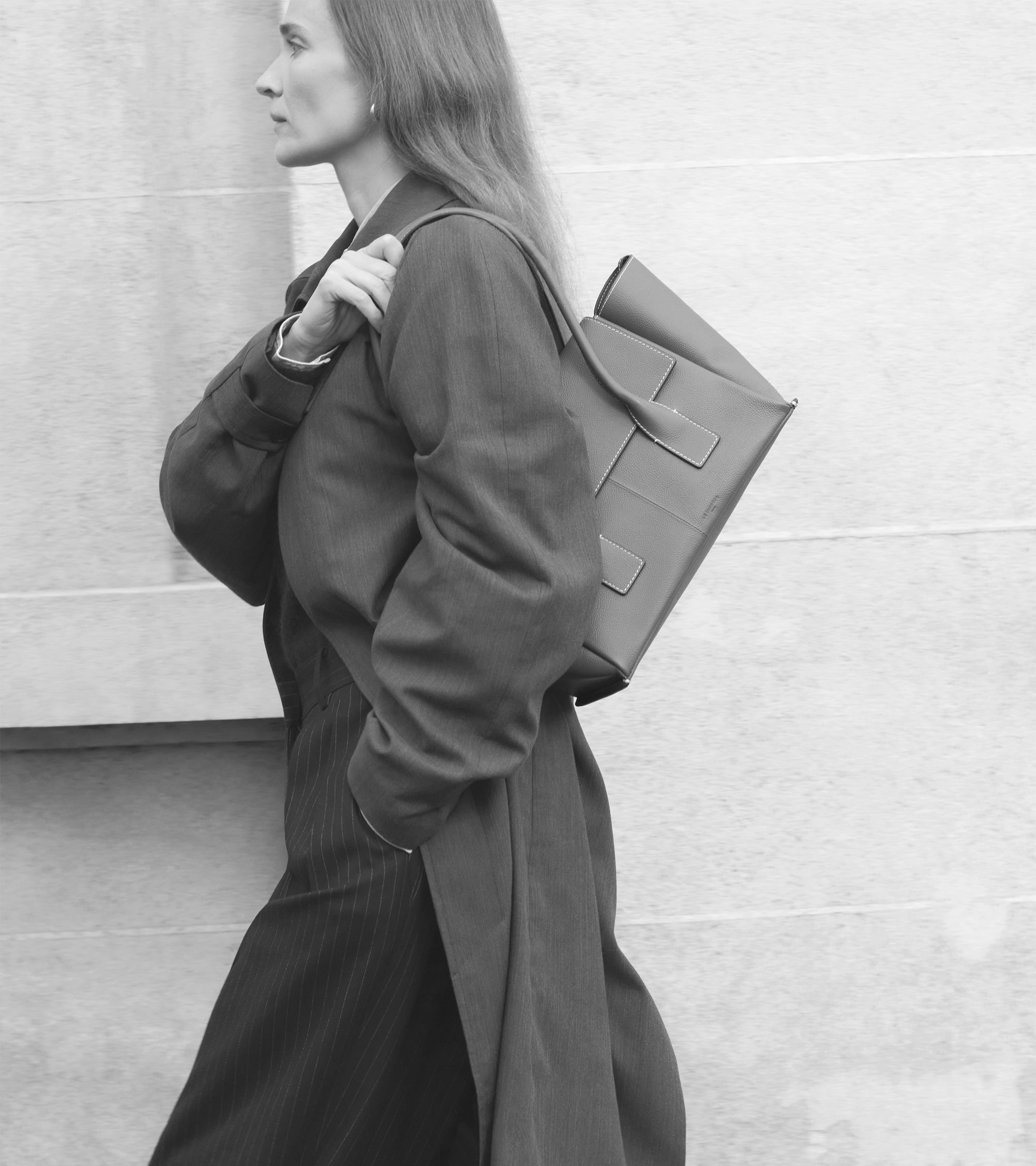 Sac cabas moyen modèle à rabat Elena en cuir grainé