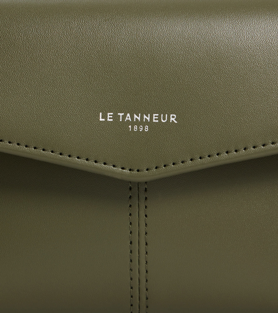 Charlotte medium envelope pouch in smooth leather
